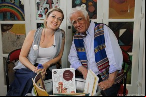 Ana Terra mostra seu trabalho voltado para o público infantil para o cartunista Ziraldo